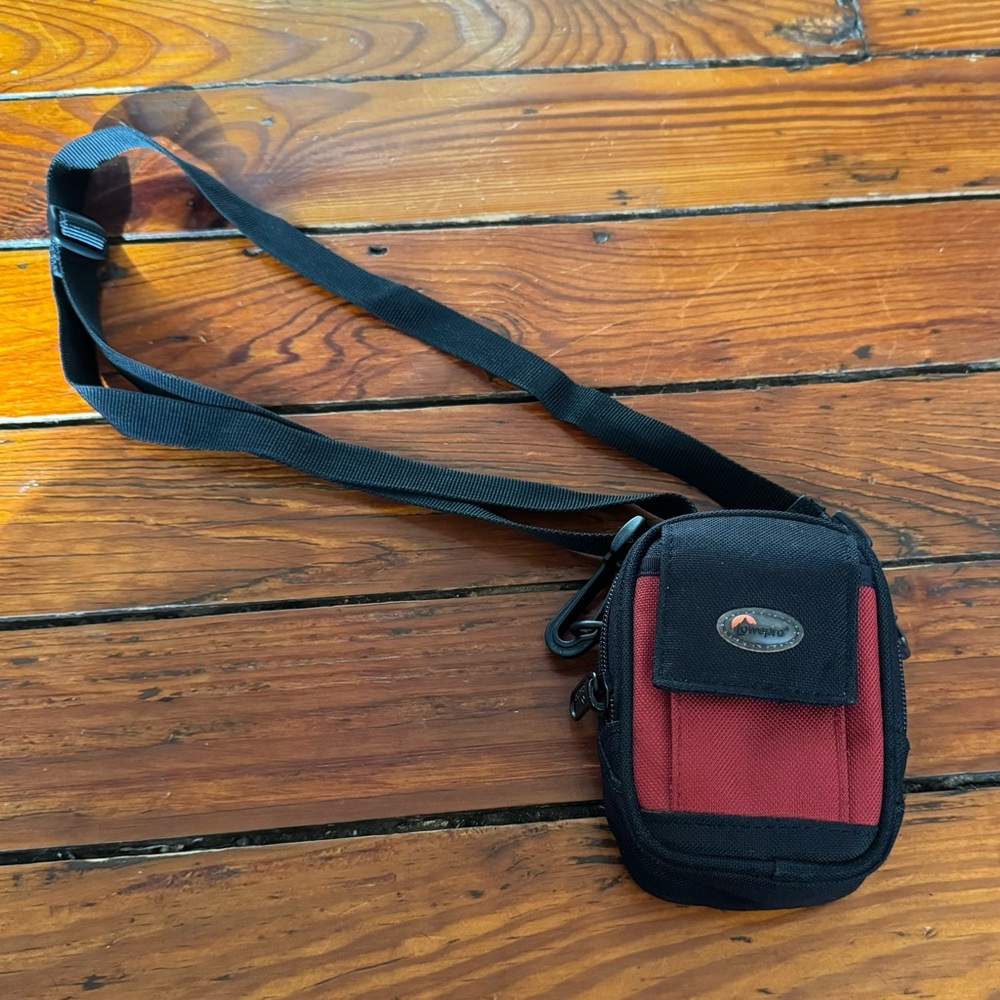 Lowepro Ultracompact Zippered Camera Pouch Red & Black